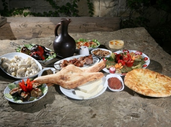 программа Кухня ТВ: Песня грузинской кухни Хачапури по аджарски, аджапсандали и панна котта на грузинский манер