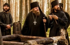 русские  про монахов