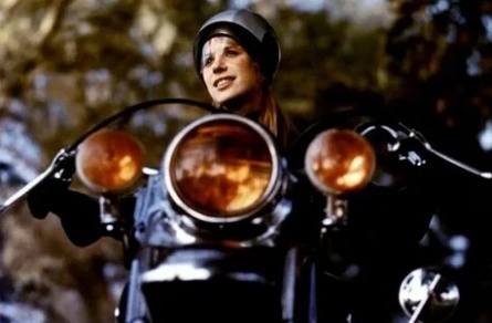 Девушка на мотоцикле кадры