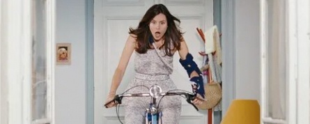 Девушка на велосипеде кадры