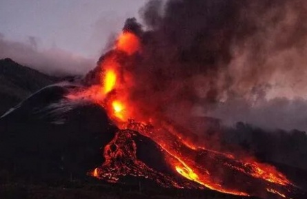 Извержение вулкана кадры