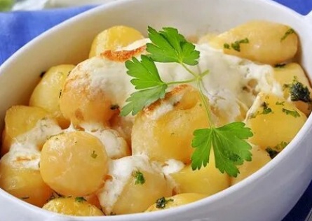 Как приготовить картофель со сметанным соусом кадры