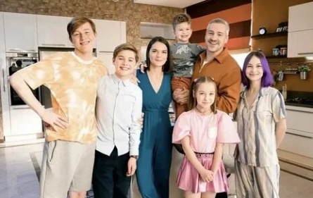 Надежда Бабкина и Нелли Уварова в сериале о жизни многодетных семей: За кадром семейных историй кадры