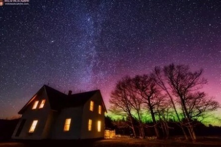 Ночное небо над домом кадры
