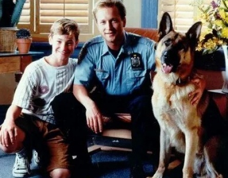 Полицейский Кэттс и его собака кадры