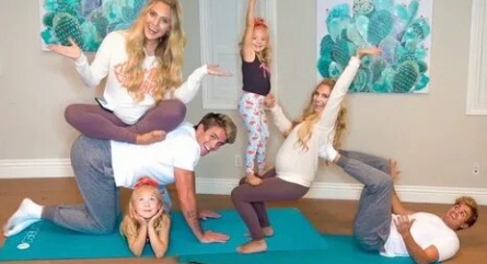 Семейная йога кадры