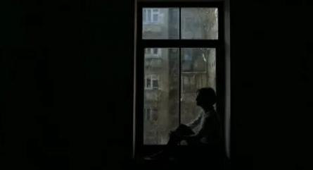 Силуэт в окне напротив кадры