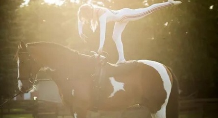 Танцующая с лошадьми кадры