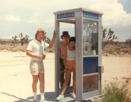 Телефонная будка в Мохаве кадры