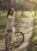Девушка на велосипеде кадр из фильма