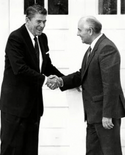 кадр из фильма Рейган и Горбачев